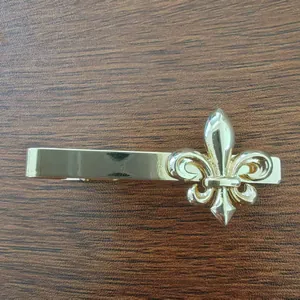 Eleganter goldfarbener Lilie-Krawattenclip als Accessoire für formelle Businesshemden