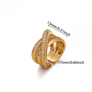 Dettaglio dell'anello multistrato dorato con zirconi e dimensioni di 17 mm di diametro
