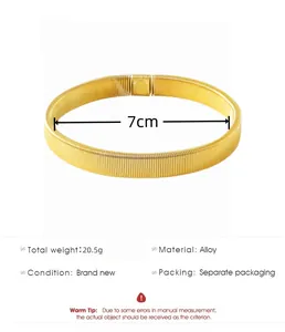 Detailansicht eines 7cm goldenen Federarmbands aus Legierung mit 20,5g Gewicht