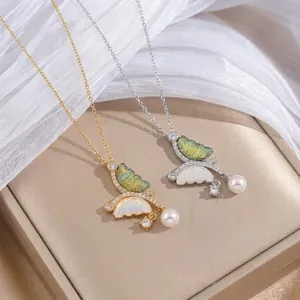 Collana di Künstliche Perle Farfalla Asimmetrica in Acciaio al Titanio Placcato Oro Argento Zirconia Intarsiata Gioielli Eleganti da Donna