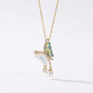 Collana con pendente a farfalla asimmetrica elegante con ali iridescenti e perla bianca