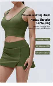 Detailansicht eines olivgrünen, gerippten Yoga-Tops für Damen mit passendem Sport-Skort.