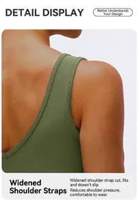 Detailansicht der breiten Träger und der gerippten Textur des grünen Yoga-Tanktops