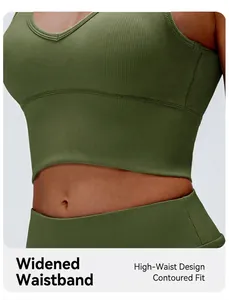 Nahaufnahme olivgrünes Yoga-Top mit Rippenmuster, hoher Taille und Stoffstruktur