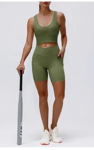 Detailansicht grünes geripptes Sport-Top und passende Yoga-Shorts mit hoher Taille
