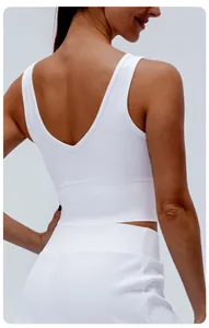 Detailansicht der Rückseite einer weißen gerippten Yoga-Weste für Damen mit V-Ausschnitt.
