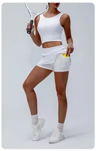 Nahaufnahme eines weißen gerippten Sport-Yoga-Tanktops in einer Tennis-Fitness-Szene