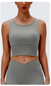 Detailansicht des grau gerippten Sport-Oberteils und der Leggings mit V-Bund-Design