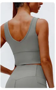 Rückansicht eines grauen gerippten Yoga-Tops für Damen, ideal für Fitness und Yoga.