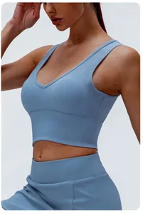 Detailaufnahme eines hellblauen gerippten Yoga-Sport-BHs mit V-Ausschnitt Design