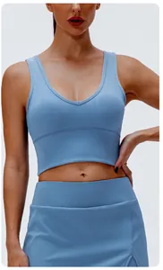 Detailansicht eines blau gerippten Yoga-Tops mit V-Ausschnitt und hochelastischem Stoff