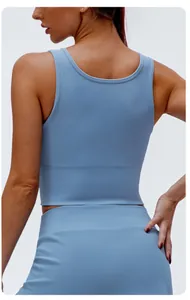 Rückansicht eines blauen gerippten Yoga-Tops aus dehnbarem Stoff für den Fitnesssport.