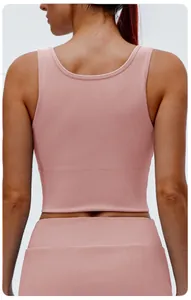Detailansicht des rosa gerippten Yoga-Tanktops mit Rückenausschnitt und atmungsaktivem Stoff