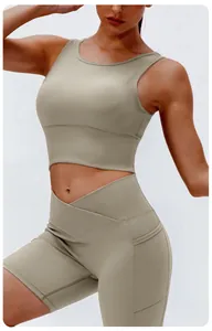 Detailansicht von geripptem Yoga-Top und Shorts mit überkreuztem Bund, hochelastisch