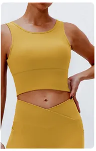 Detailansicht der senfgelb gerippten Yogaweste und Gym-Leggings an einem Modell