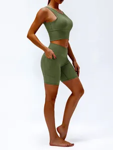 Zweiteiliges geripptes Yoga-Set mit Crop-Top und High-Waist-Taschen-Shorts in Olivgrün