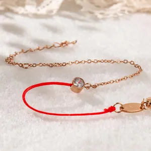 Detailansicht Rotes Armband mit klarem Zirkonia und roségoldener Kette