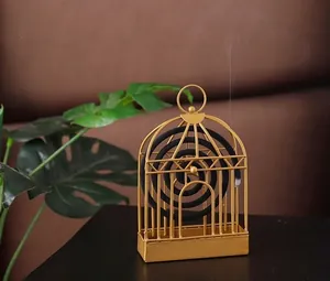 Nahaufnahme eines eleganten goldenen Mückenspulenhalters in Form eines Vogelkäfigs