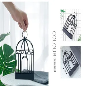 Nahaufnahme eines schwarzen Mückenspulenhalters aus Eisen im eleganten Vogelkäfig-Design