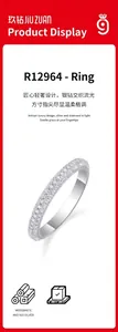 Primer plano de un anillo de plata S925 con pavé de moissanita para un look de lujo.