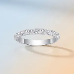 Elegante anillo de plata de ley S925 con varias filas de circonitas brillantes y finas