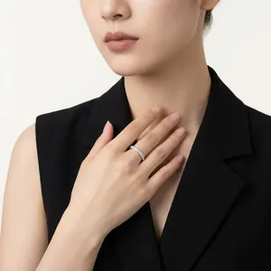 Elegante anillo de plata S925 con pavé usado por una modelo con un sofisticado traje.