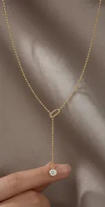 Vue macro détaillée du collier Y en argent 925 avec moissanite et finition dorée chic