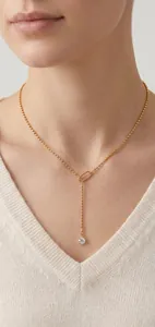 Vue rapprochée d'un collier délicat en Y avec une pierre de moissanite sur un mannequin.