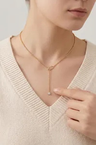 Vue détaillée d'un élégant collier en argent 925 et moissanite sur un mannequin