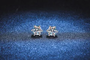 Dettaglio degli orecchini a lobo in moissanite a sei griffe in argento sterling 925