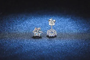 Dettaglio macro di orecchini a lobo in moissanite a sei griffe con placcatura in argento