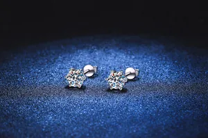 Vista dettagliata di orecchini moissanite a sei griffe con effetto brillantezza
