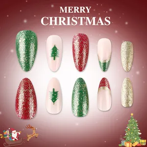 Unghie finte natalizie festive con glitter rossi e verdi e decorazioni ad albero.