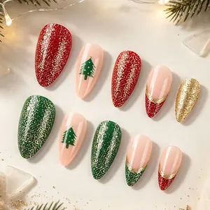 Unghie finte natalizie con decorazioni ad albero di Natale e glitter rossi e verdi per l'inverno