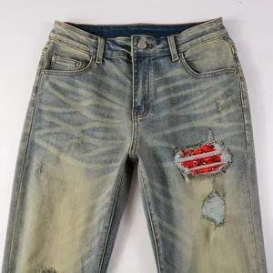 Vue détaillée du jean déchiré pour hommes style street américain avec patch paisley rouge