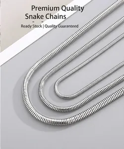 Gros plan détaillé de chaînes serpent en acier inoxydable argenté en trois épaisseurs variées.