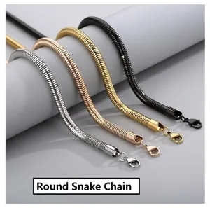 Vue détaillée de colliers en chaîne serpent en acier titane en quatre couleurs métal.