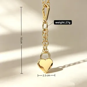 Detailansicht eines goldenen Herzschloss-Anhängers mit 10 cm Länge und 27 g Gewicht