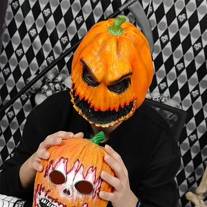 Vista detallada de una máscara de látex de calabaza aterradora para Halloween