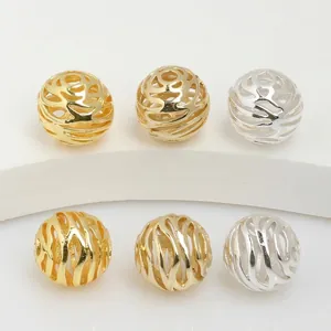 Makrodetail von 14k vergoldeten hohlen Metallperlen mit Rosen- und Wellenmuster für DIY