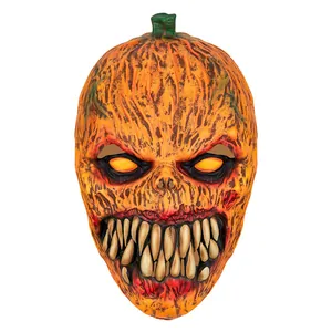 Primer plano de una terrorífica máscara de látex de calabaza para fiestas de cosplay.