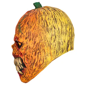 Vista lateral detallada de una máscara de calabaza de Halloween de látex terrorífica