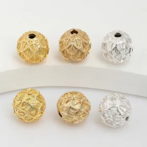 Detaillierte Makroansicht von 14k goldgefüllten hohlen gravierten Perlen für DIY-Schmuck