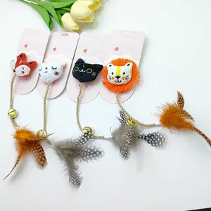Detail van pluche kattenspeelgoed met henneptouw, metalen belletjes en natuurlijke veren