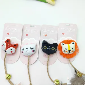 Gedetailleerd overzicht van pluche kattenspeeltjes met touw, belletjes en veren, vier stijlen