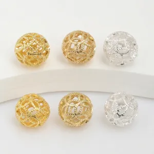 Nahaufnahme von hochwertigen 14k gold- und silbernen Hohlperlen für DIY-Schmuckzubehör