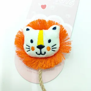 Detailopname van een pluche leeuwenkatten speeltje met natuurlijk hennep touw