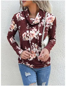 Détail de l'imprimé floral et du col bénitier sur ce sweat-shirt bordeaux à manches longues