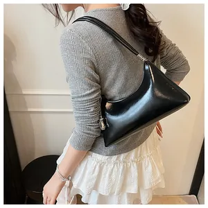Vintage schwarze glänzende Achseltasche für Damen als Schultertasche