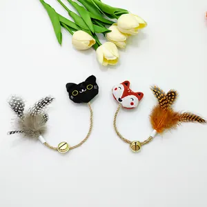 Detailweergave van kattenspeelgoed met pluche koppen, hennep touw en natuurlijke veren
